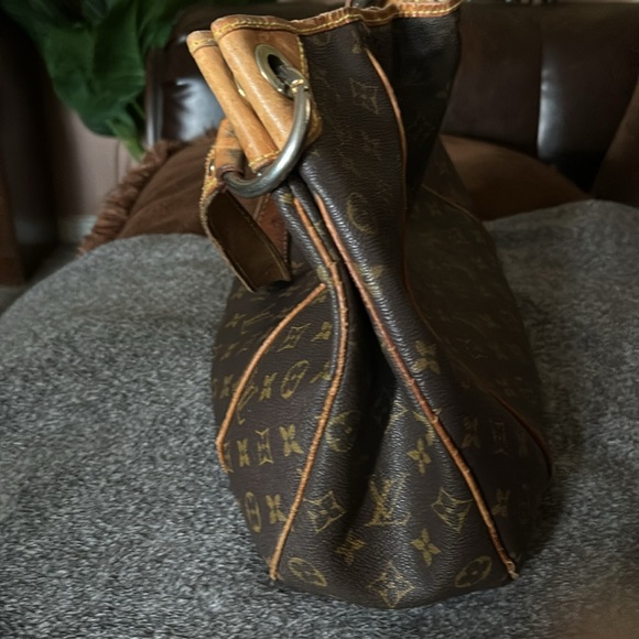 Authentic Louis Vuitton ladies bag in good condition, and recently cleaned. - Picture 6 of 11